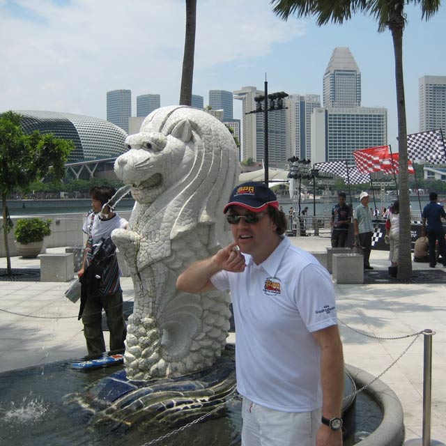 ceo kenny mcleod next to famous singapore statue